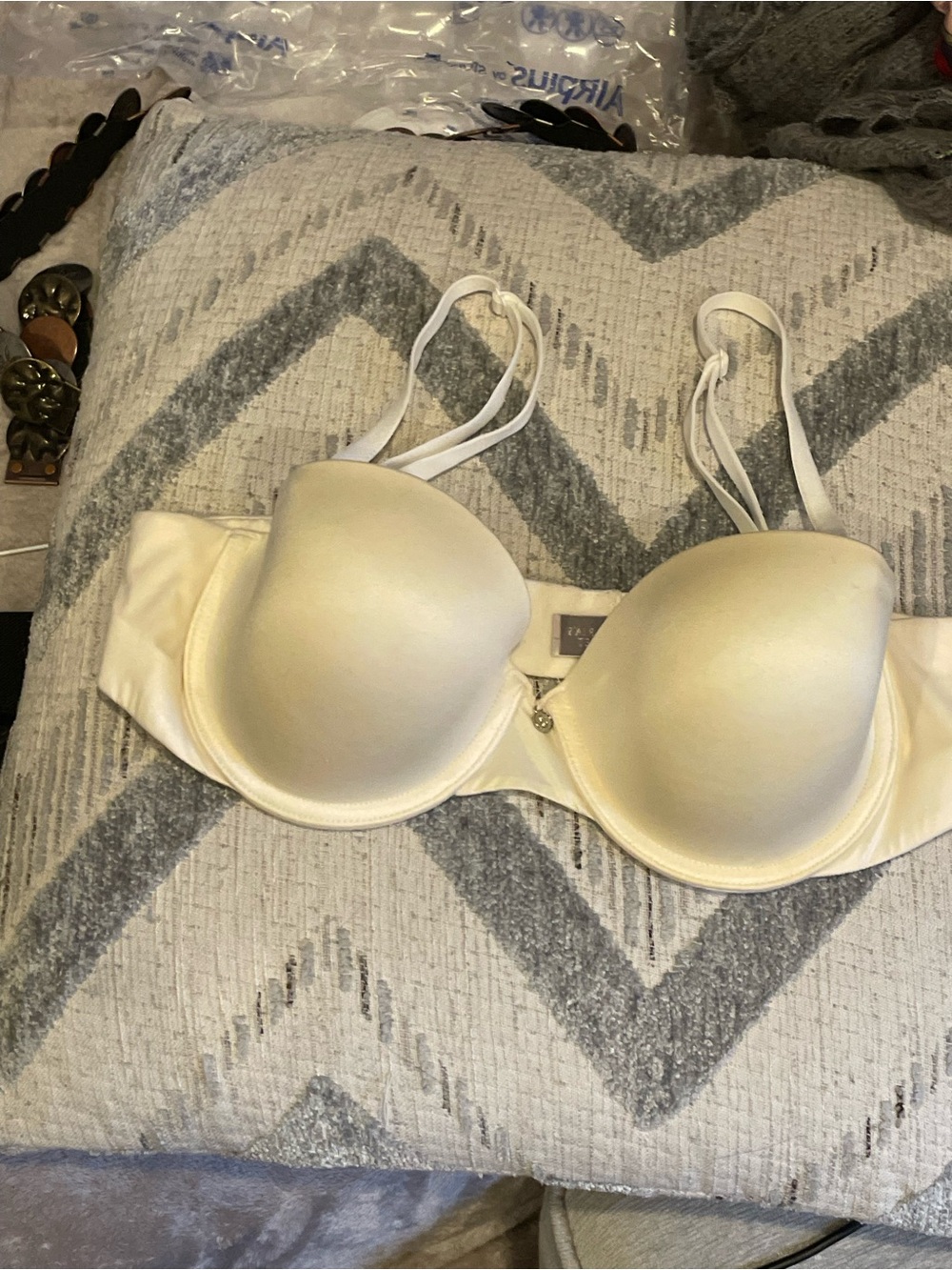Vintage Y2K Victoria’s Secret cream colored Convertible Push-Up Bra